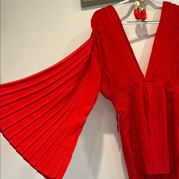 PrettyLittleThing Red V-Neck Pleated romper mini Women's size 6 new - Picture 2 of 7